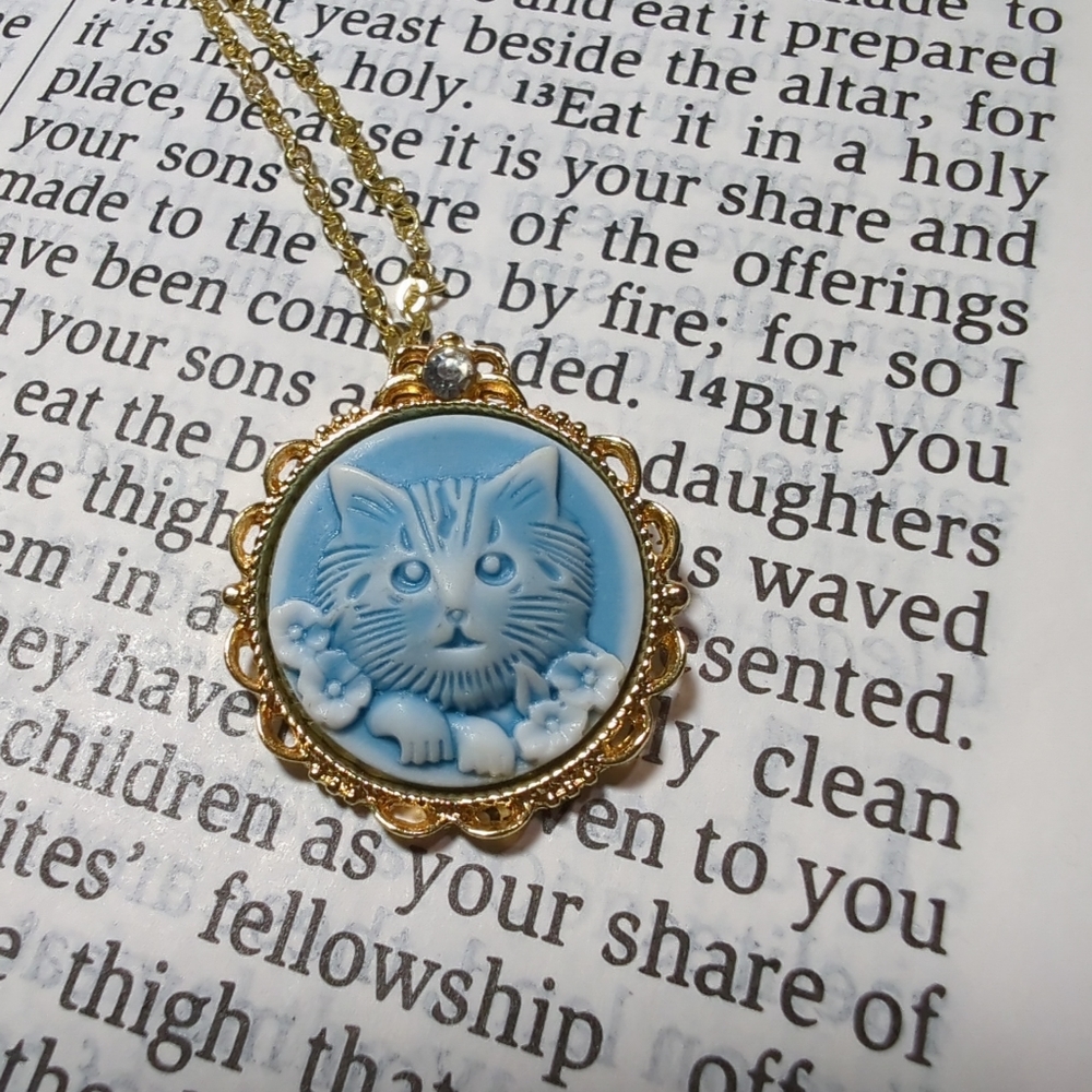 Cameo KITTY CAT NWOT  NECKLACE PENDANT Blue/White 18K Gold PLATE CHAIN NWOT - Picture 3 of 10
